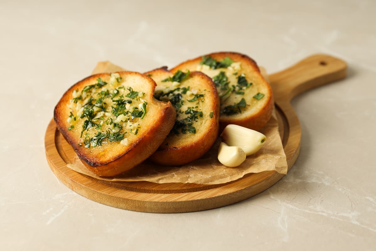 Cómo hacer pan de ajo sin horno y con pan duro de ayer