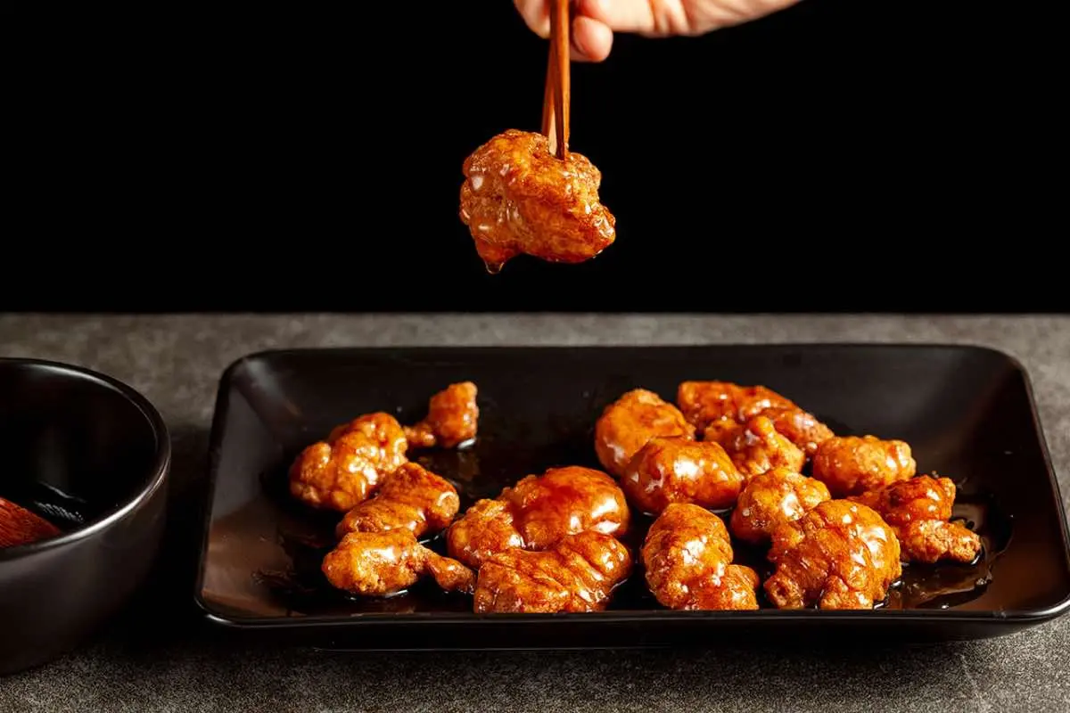 Cómo hacer pollo agridulce, la receta vibrante de la comida china 