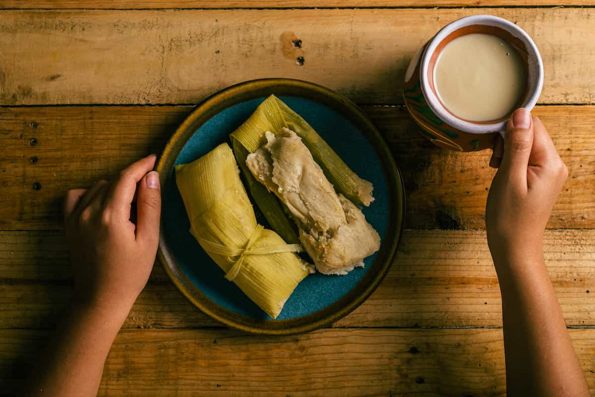 ¿Cómo hacer tamales de elote en casa? 
