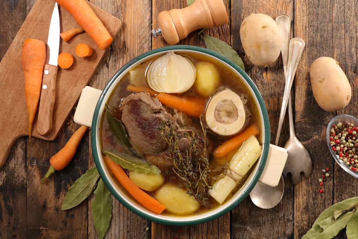 Receta para el frío: cómo hacer caldo de res reconfortante