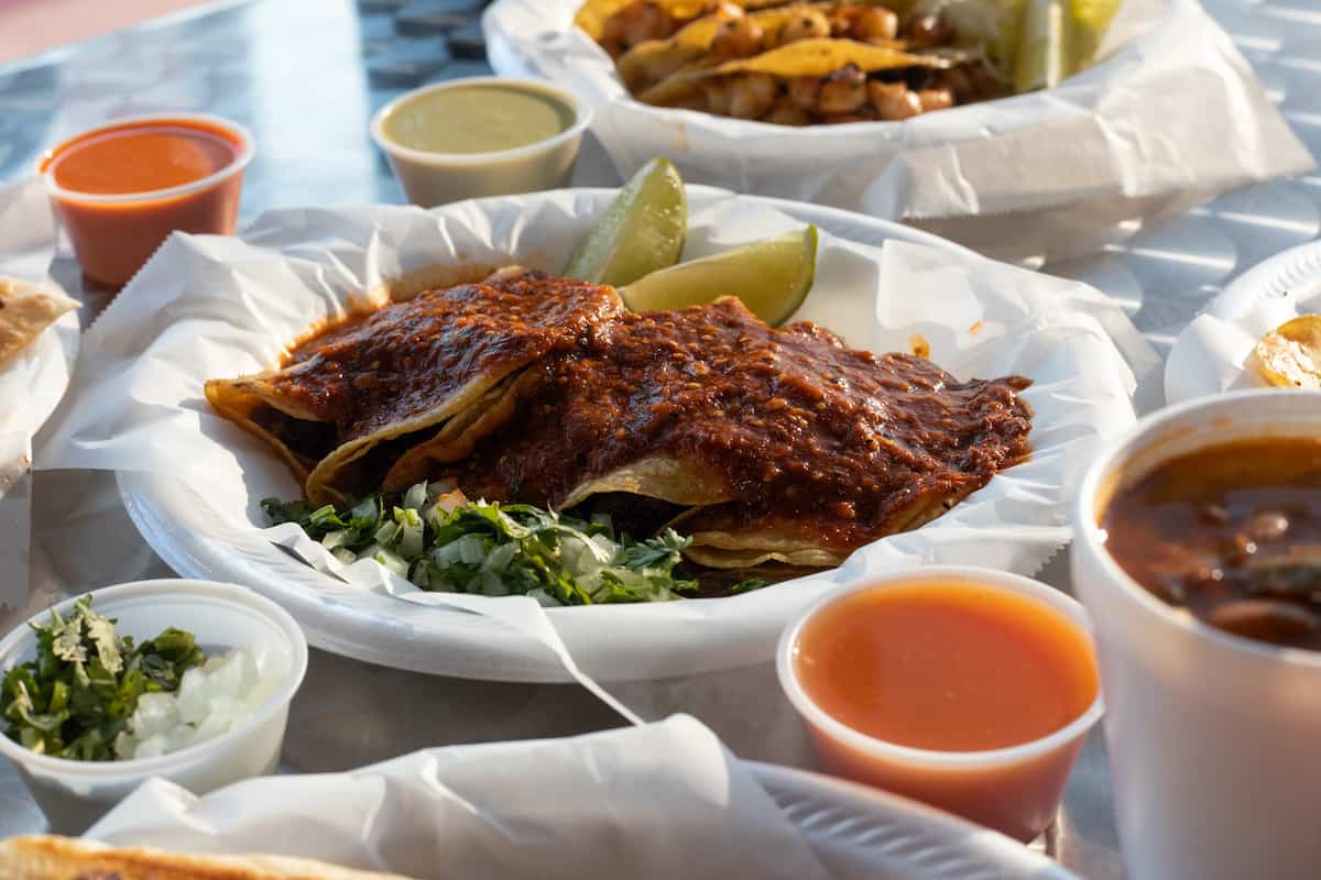 Los tacos norteños ahogados con la picosa salsa tlaquepaque 