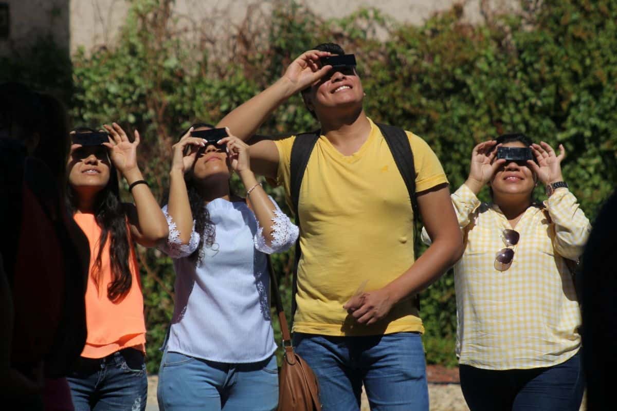 ¿Se te olvidaron los lentes? Cómo hacer un proyector casero para ver el eclipse solar