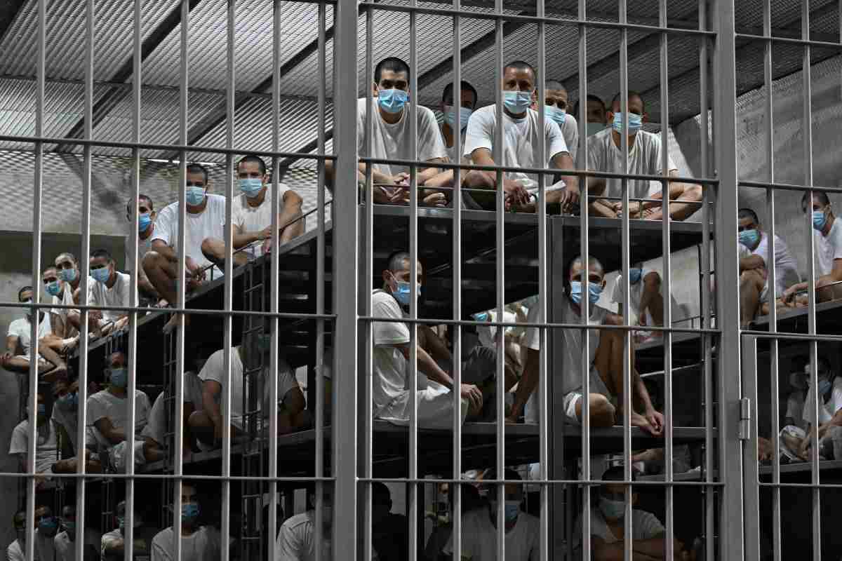 Bukele endurece su guerra antipandillas con la cadena perpetua en El Salvador