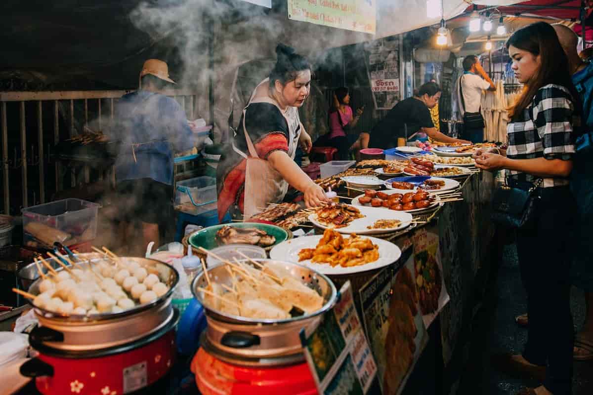 Comer en la calle: una guía para hacerlo de forma segura