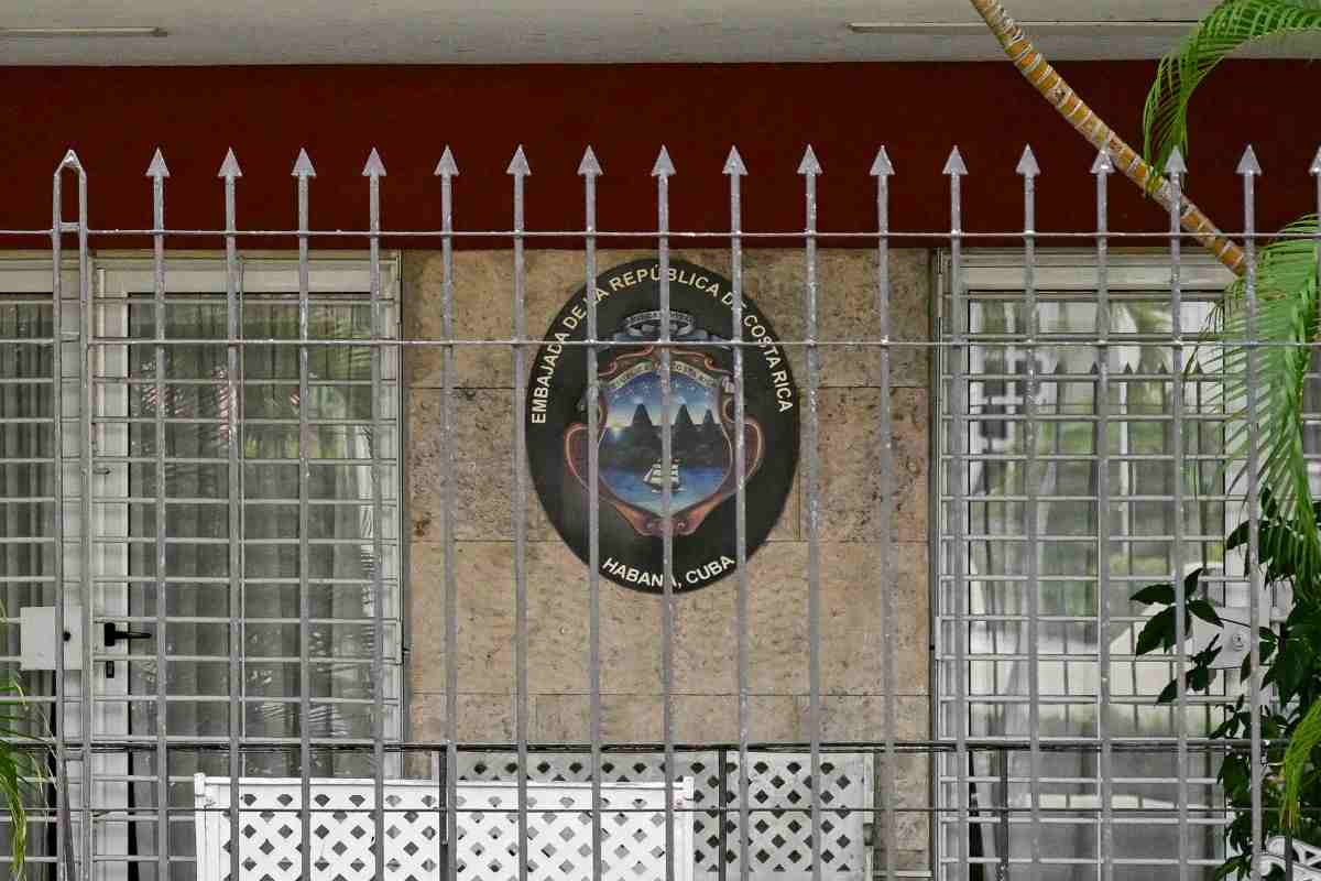Costa Rica cierra embajada en Cuba: "hay que limpiar al hemisferio de comunistas", dice presidente 