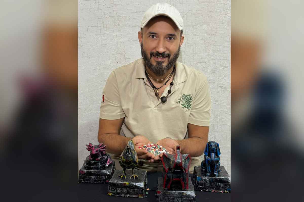 José Lira Márquez, mejor conocido como Pepe Lira, transforma los residuos de las playas en arte.