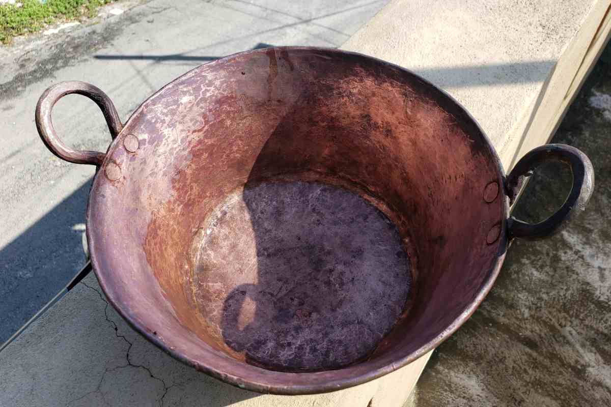 Cómo curar un cazo de cobre fácil y con solo dos ingredientes
