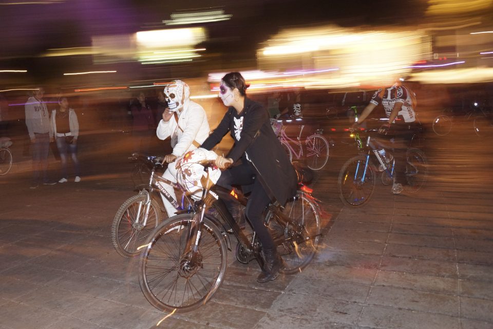 Metrobús tendrá cortes en la línea 7 por la noche de muertos en bicicleta