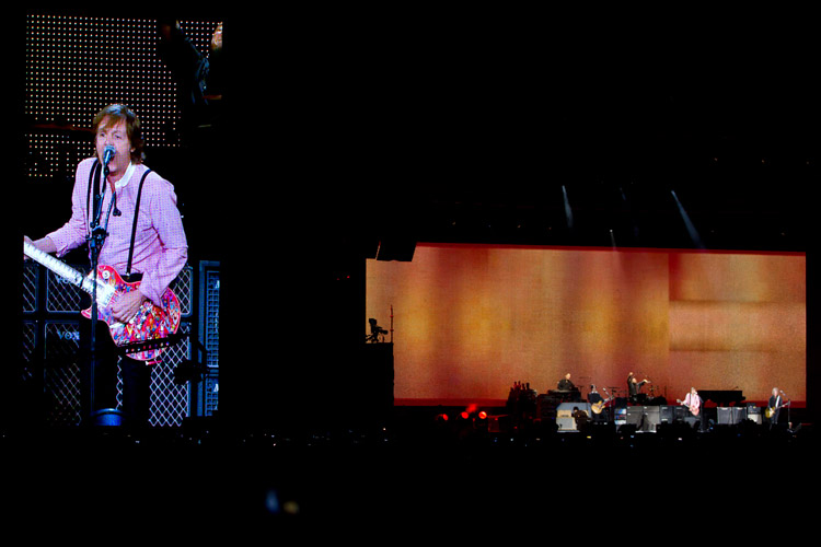 Paul McCartney <i>enciende</i> la noche <br> a 200 mil personas