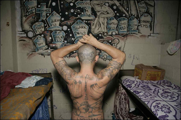 <i>Crónicas negras</i>: 18 historias de pandillas, crimen y corrupción en Centroamérica