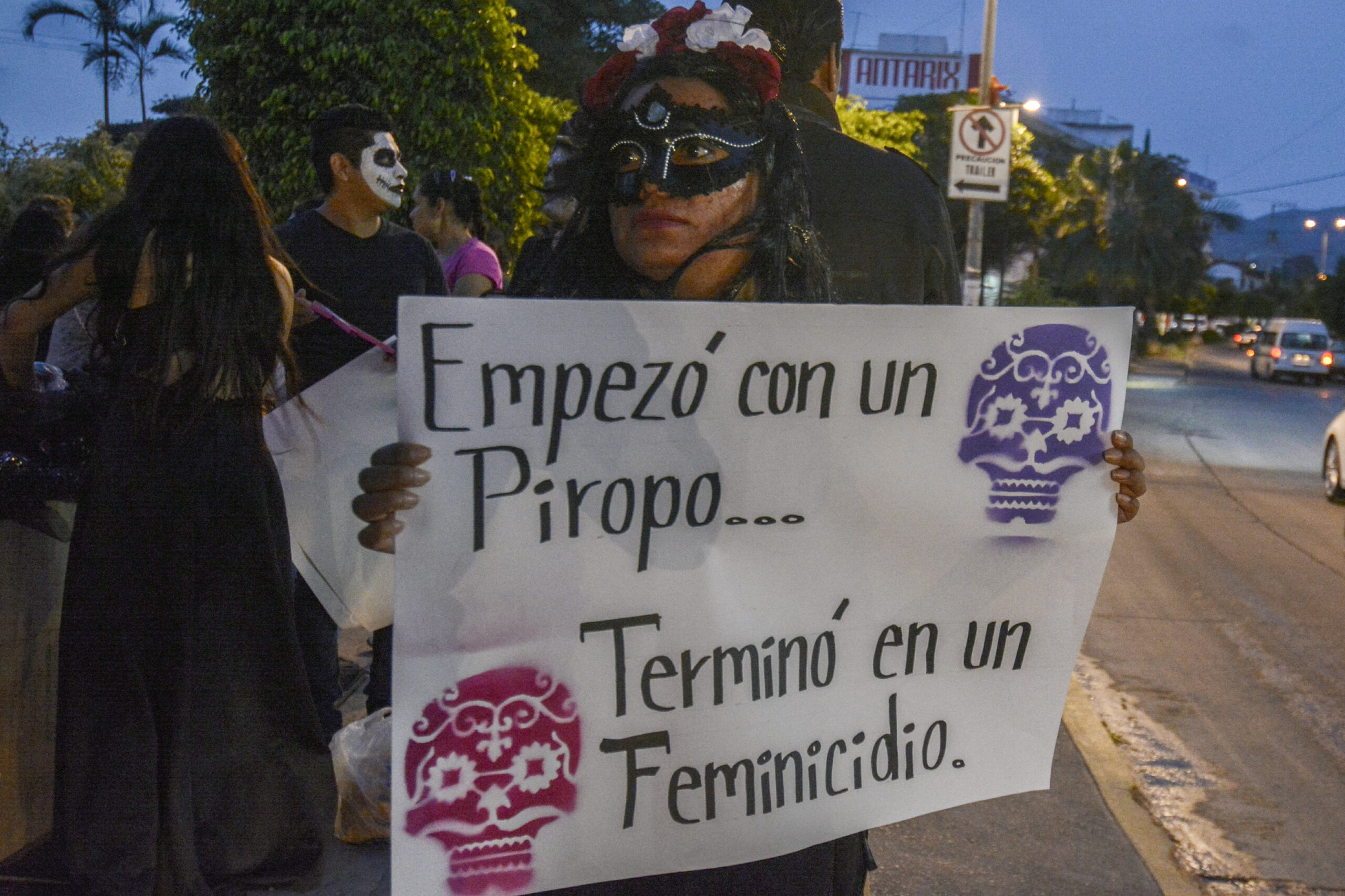 En redes sociales usuarios han afirmado que la reforma al código federal únicamente beneficia a las mujeres; sin embargo, eso es falso, pues no es una reforma dirigida a un grupo específico, sino a cualquier persona que pueda ser víctima de acecho.