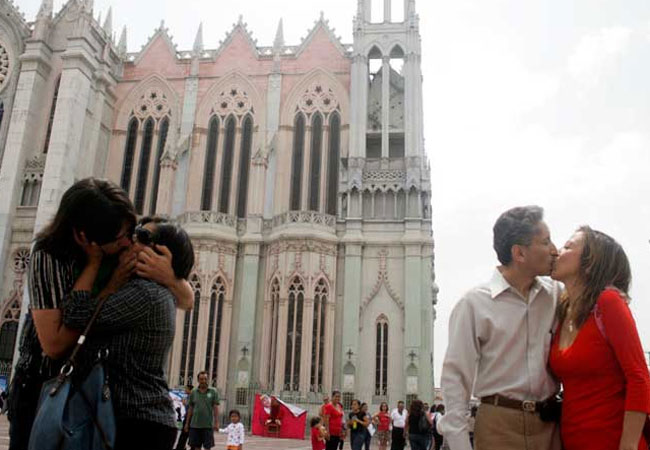 Lo detienen por besarse en público y protestan con “besada” masiva en León