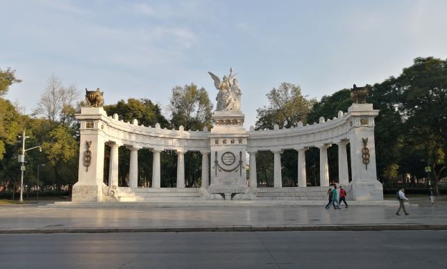 Ya limpiaron el Hemiciclo... ¡Ah!, y mientras *asesinaron a 6 mujeres en México*