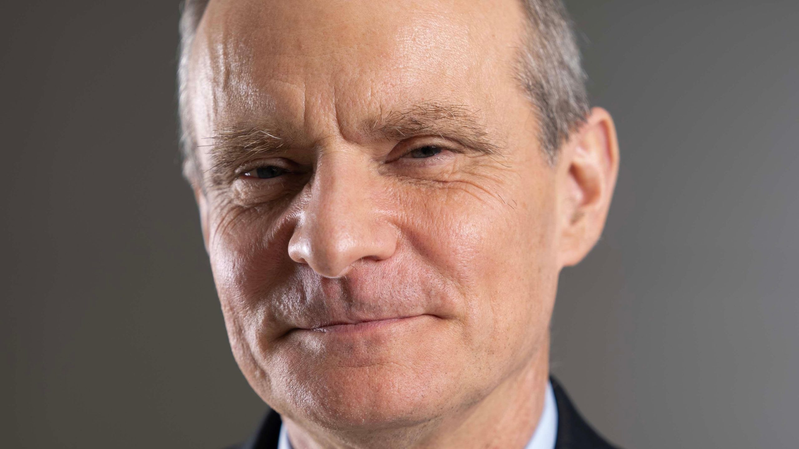 ¿Deberíamos empezar a pagar por usar TikTok o Instagram? Esto dice el Nobel de economía Simon Johnson
