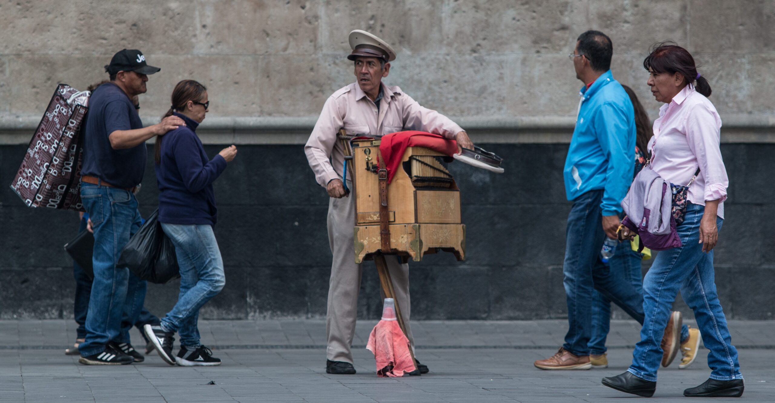Ingreso de los hogares disminuye 4.1%; los más pobres perciben 101 pesos al...