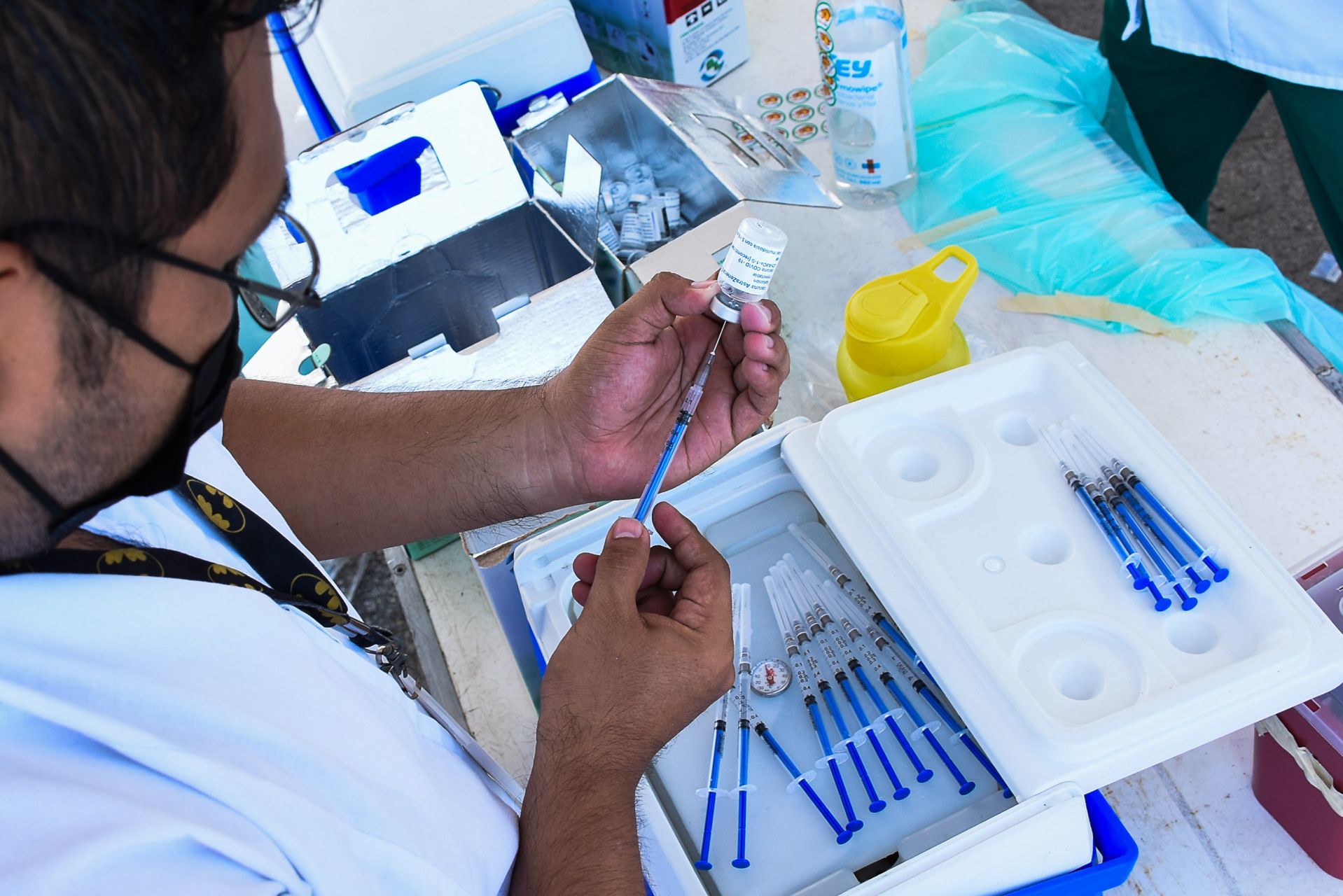 Checa los requisitos para recibir la *tercera dosis o refuerzo de la vacuna contra la covid-19*