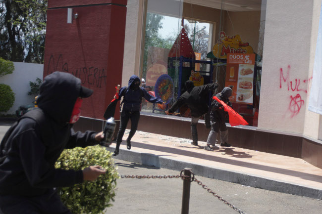 Confirma gobierno de Oaxaca 32 detenciones por disturbios durante marcha