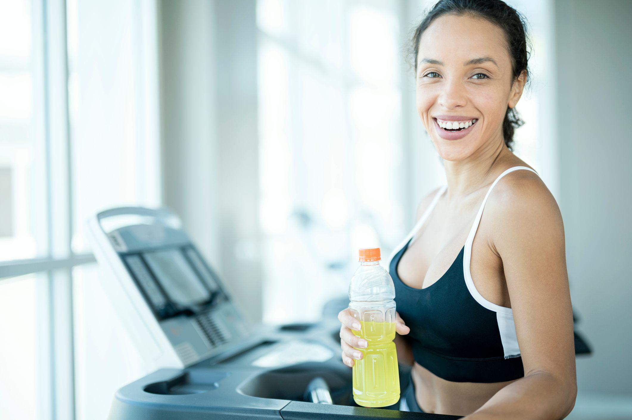 ¿Es realmente necesario beber agua con electrolitos para mantenerte hidratado después de hacer deporte?