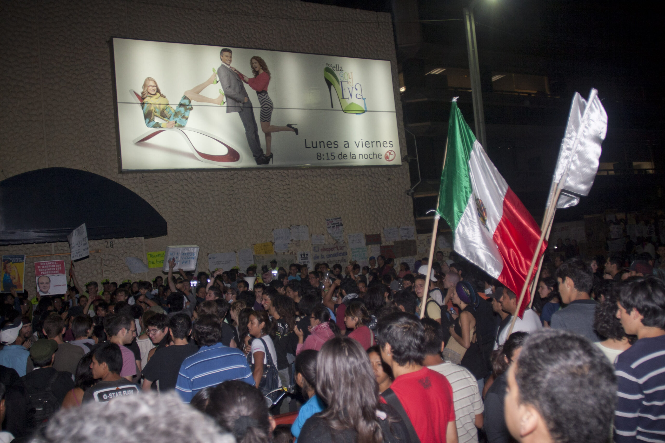 La marcha terminó en protesta en Televisa y asamblea en el Zócalo