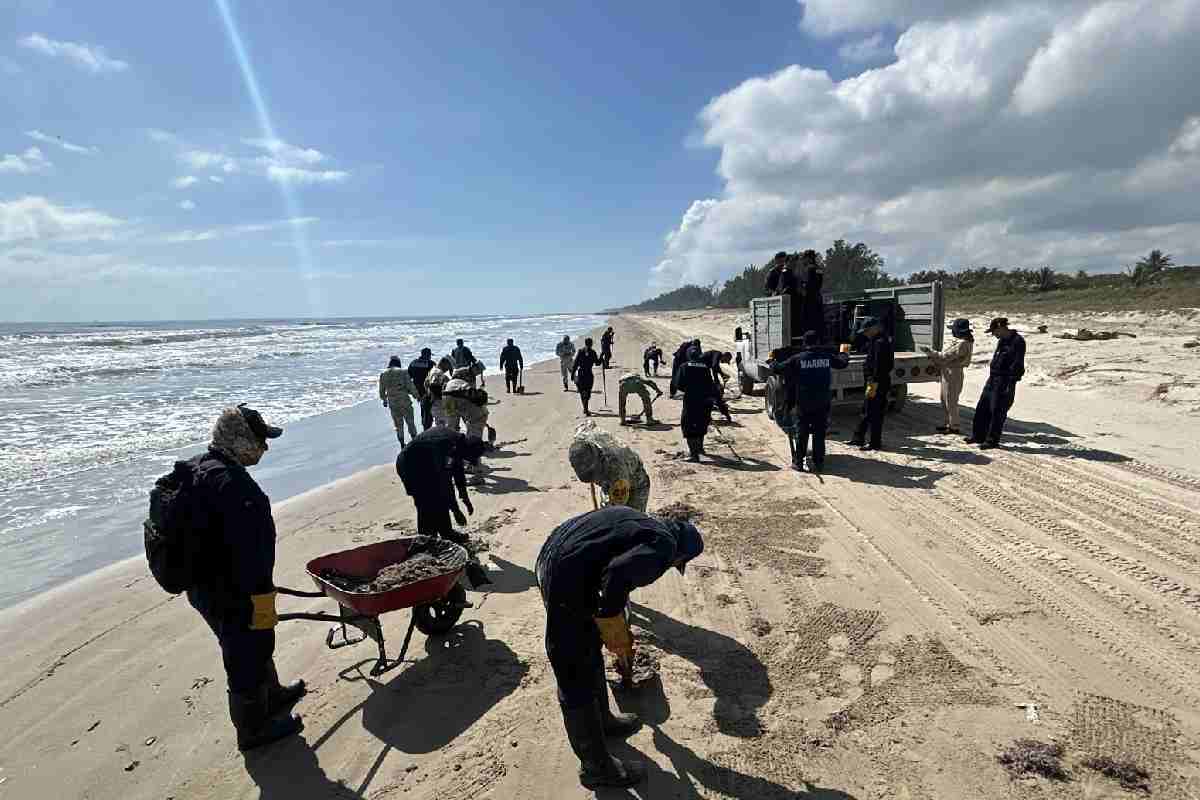 Despliegan más de 2 mil 400 elementos por derrame de hidrocarburos en el Golfo de México