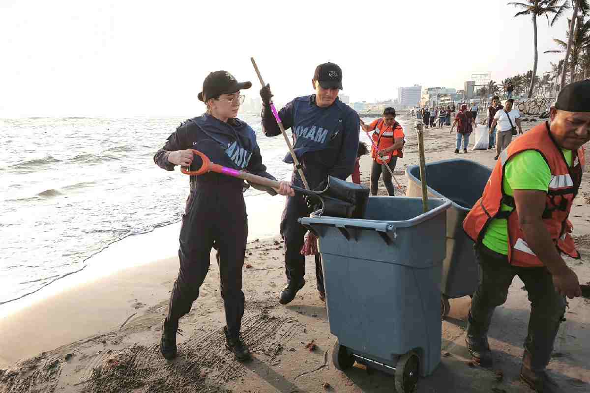 Derrame de hidrocarburos en el Golfo de México: refuerzan seguridad, barreras de contención y se han atendido 39 playas 
