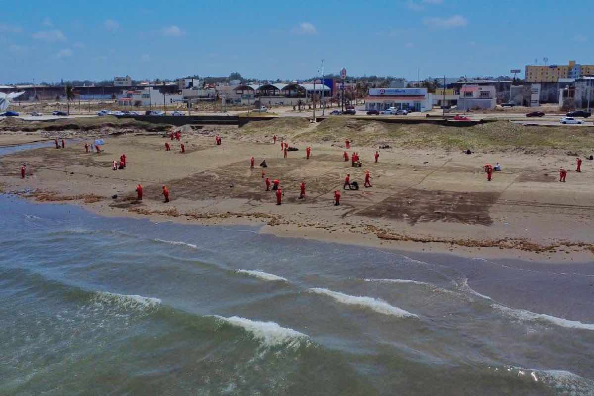 A casi un mes del derrame en el Golfo de México, autoridades ubican origen y niegan “daño severo"
