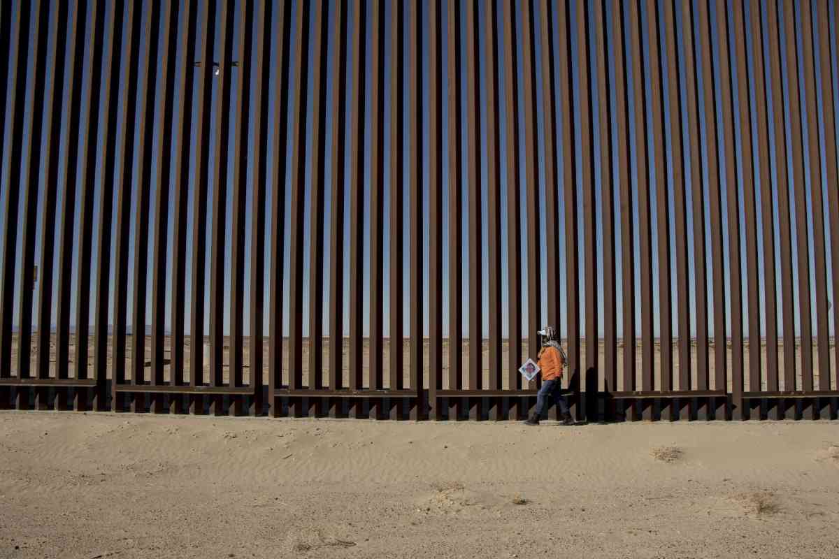 Localizan cuerpos de dos personas abandonadas por "polleros" en el desierto de Coahuila