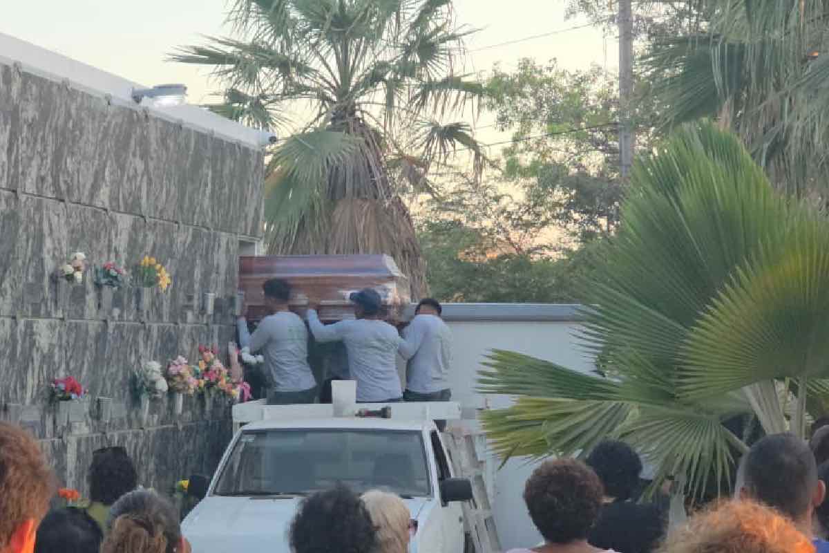 despiden-maestras-asesinadas-alumno-preparatoria-michoacan-2
