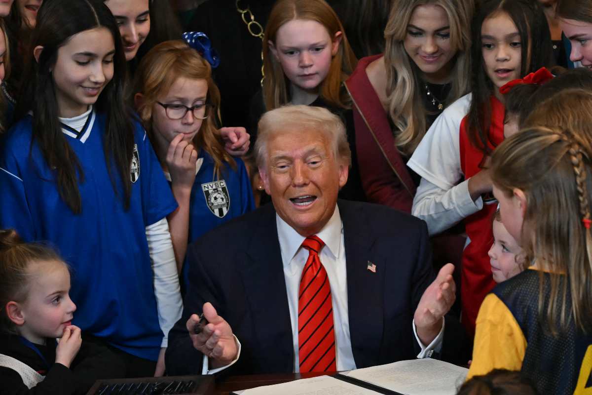 Donald Trump firma decreto para impedir que atletas trans participen en deportes femeninos