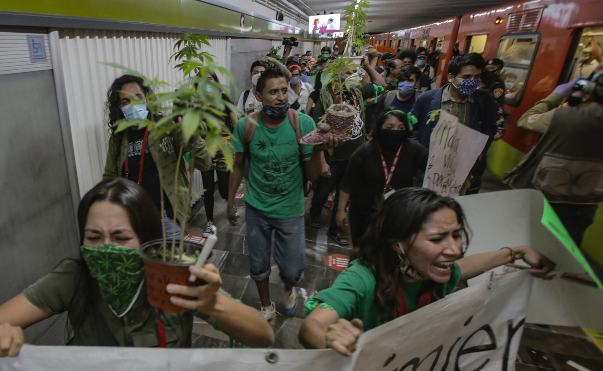 *¡María también viaja en Metro!* Usuarios de mariahuana protestan en CDMX