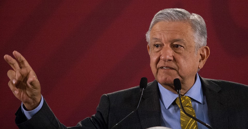 AMLO descarta ley para regular comisiones bancarias; pide a bancos reducirlas