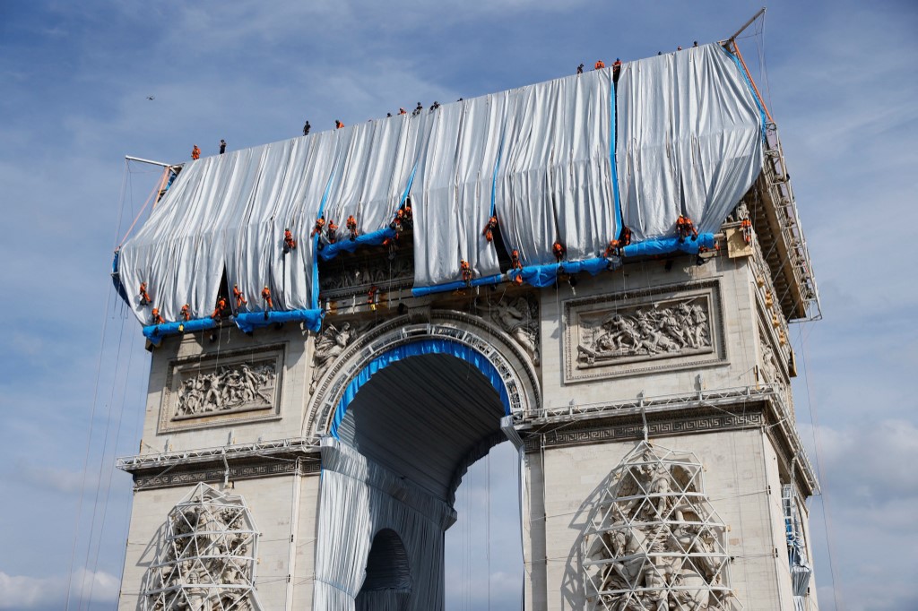 Llévelo de regalo: *envuelven el Arco del Triunfo, en París*, en honor al artista Christo