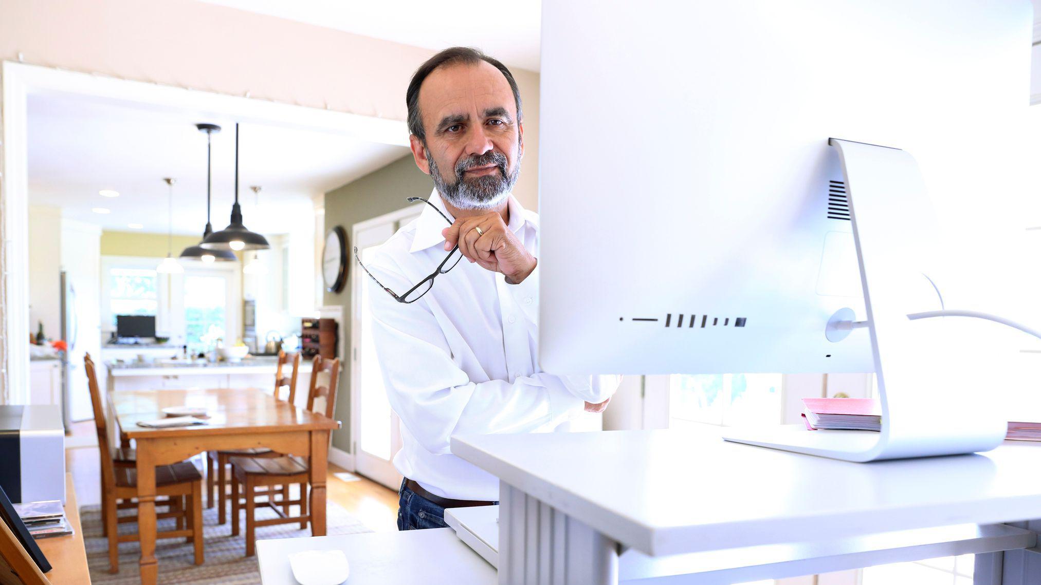 ¿Parados o sentados? Cuál es la mejor forma de trabajar en tu escritorio para tu salud