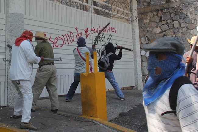 Maestros disidentes derriban puerta de Casa Guerrero