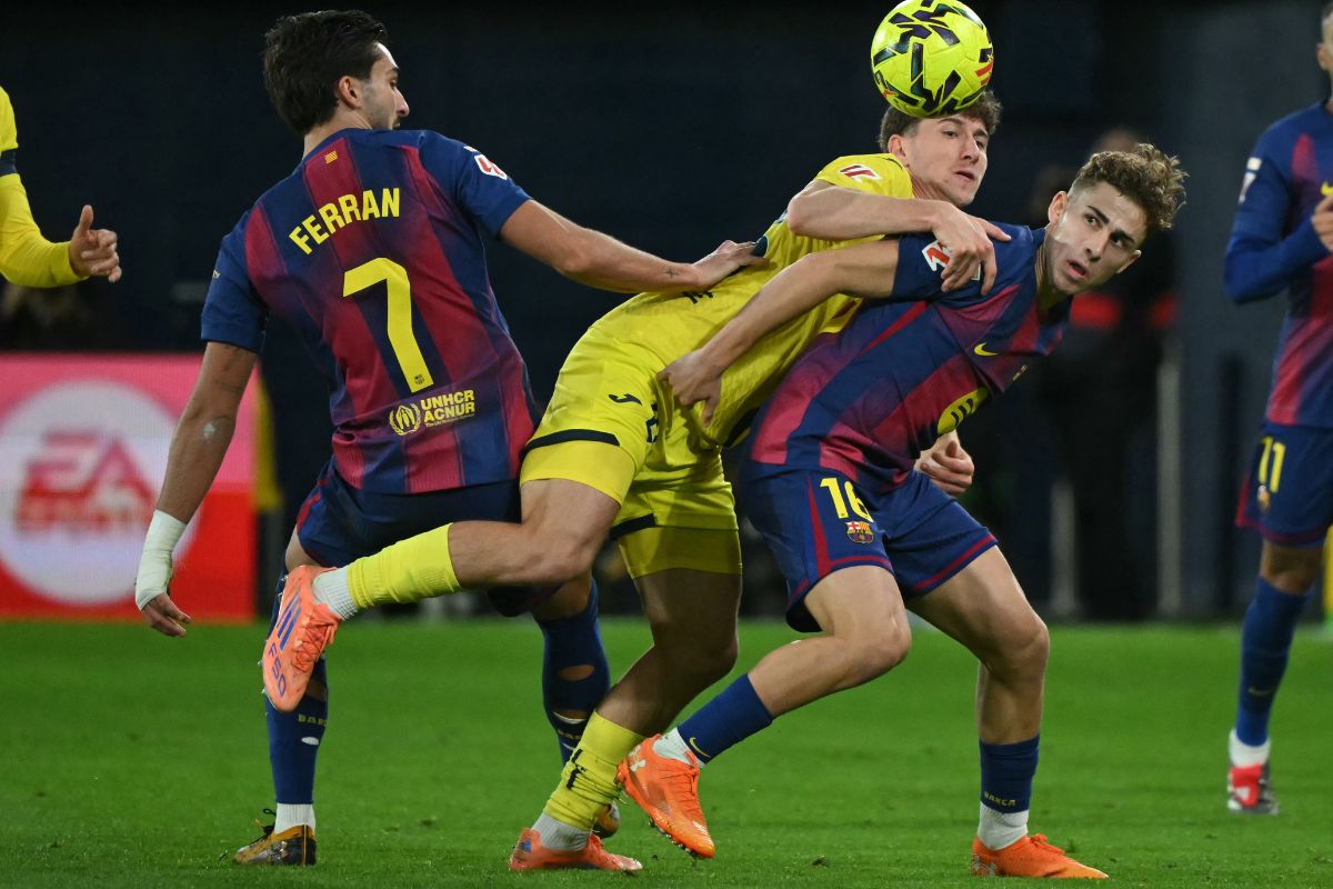 El Barça vence 2-0 al Villarreal y mantiene a distancia al Real Madrid