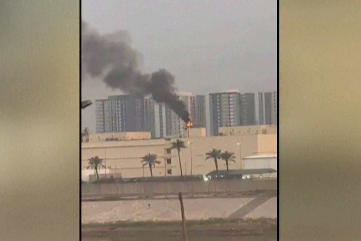 Embajada de EU en Irak es atacada horas después de bombardeos contra Brigadas de Hezbolá