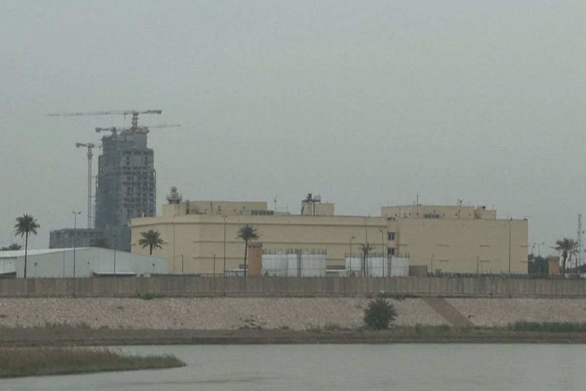 Embajada de EU en Irak es atacada horas después de bombardeos contra Brigadas de Hezbolá