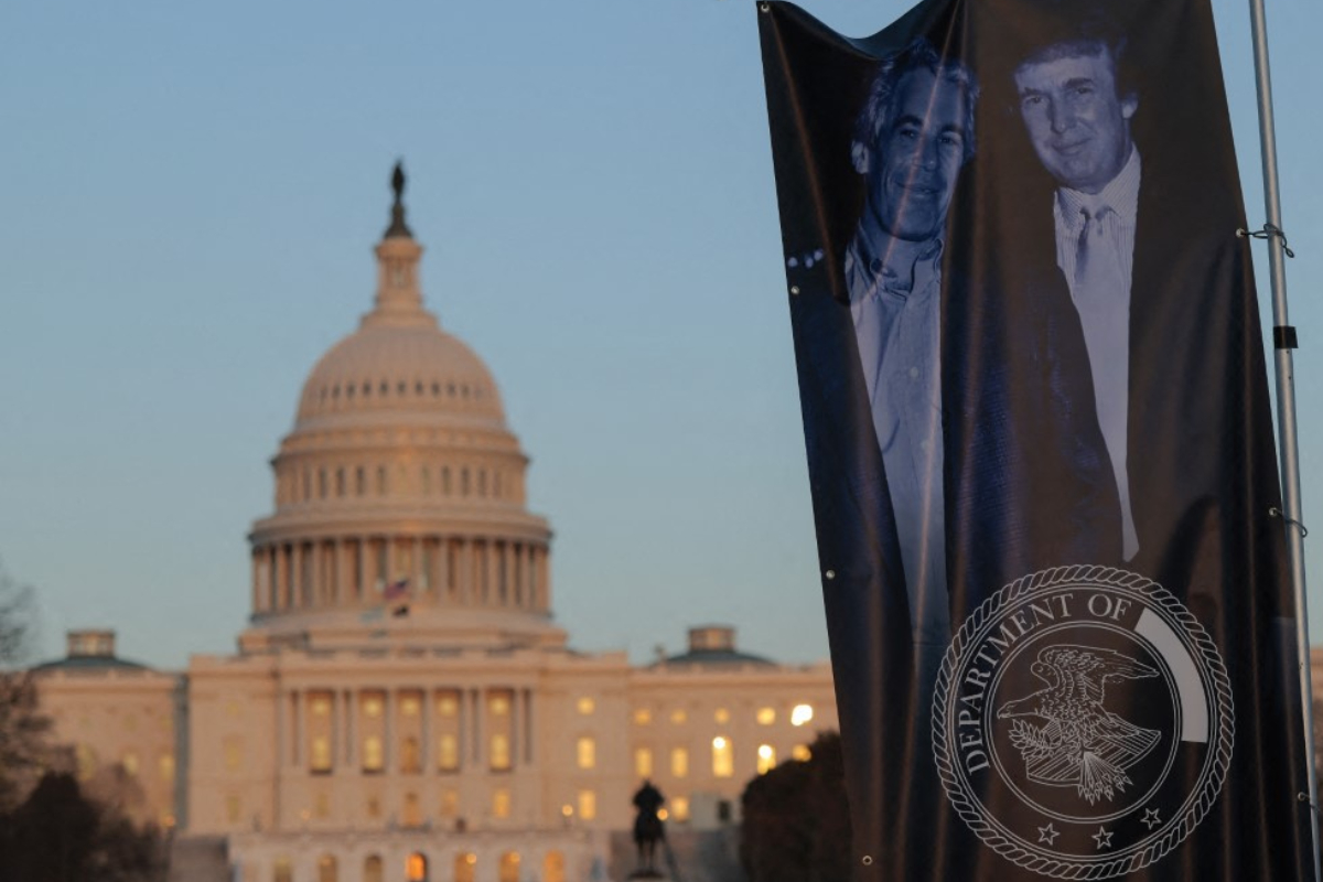 Víctimas demandan al gobierno de EU y a Google por difundir sus identidades en archivos de Epstein