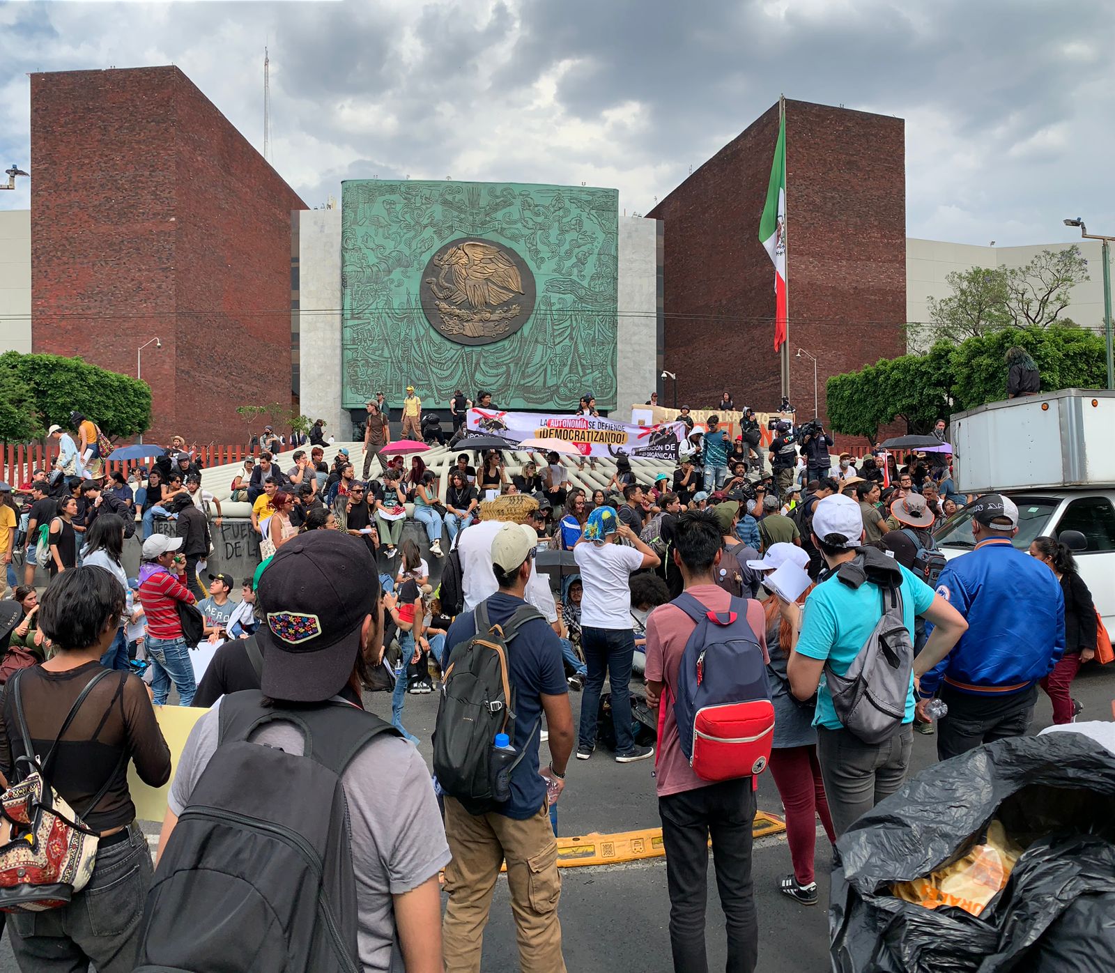 Estudiantes marchan a la Cámara; exigen apoyos a la UNAM y acuerdan reunión con diputados