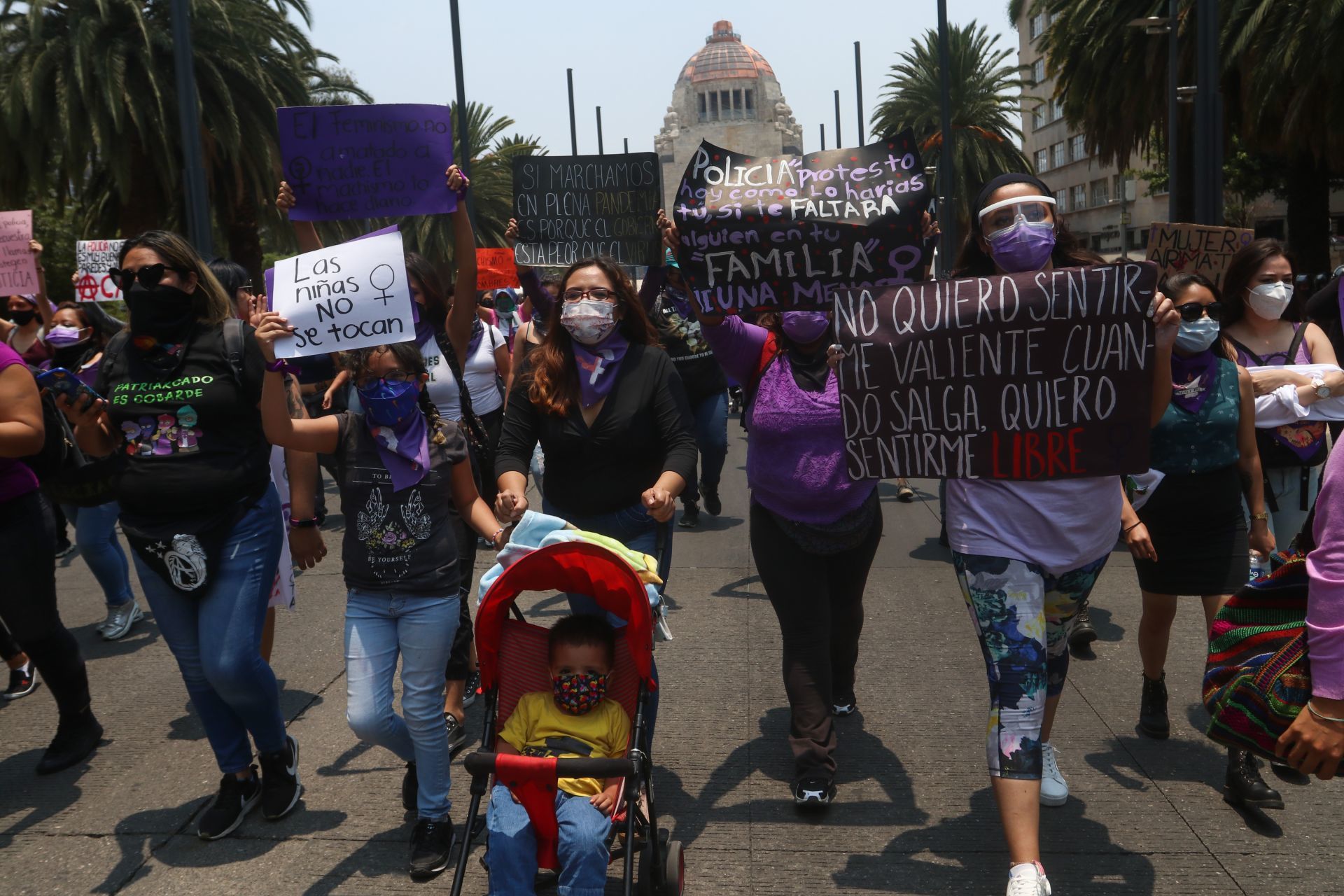 Marcha feminista que iba al Zócalo regresa a Revolución tras ser encapsulada