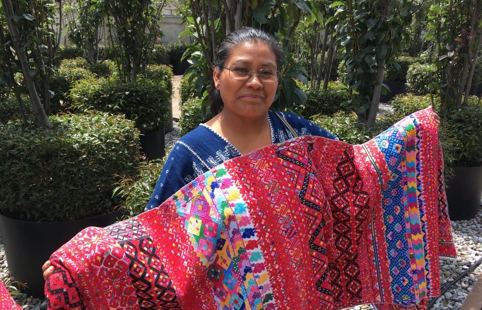 Artesanas de Chiapas se organizan para combatir los plagios en sus tejidos