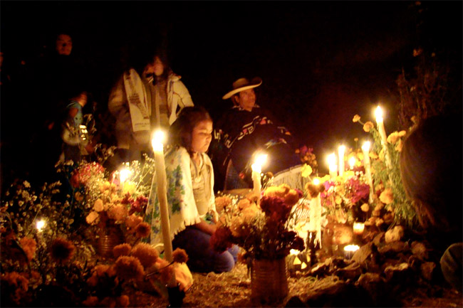 Los zapotecas reciben a sus muertos entre cirios y rezos