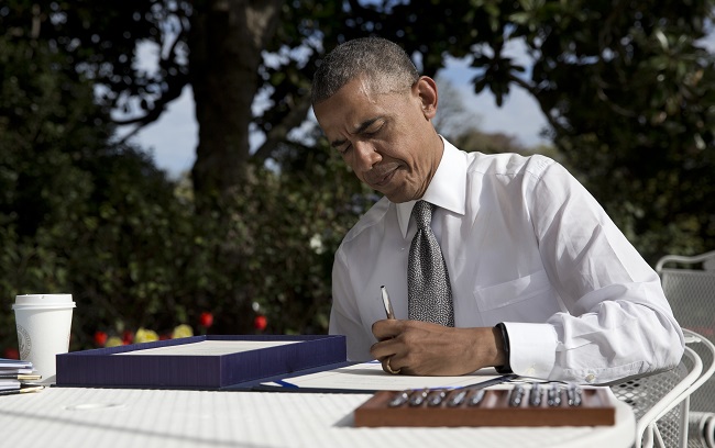 ¿Barack Obama fuma? La foto que causa polémica (Encuesta)