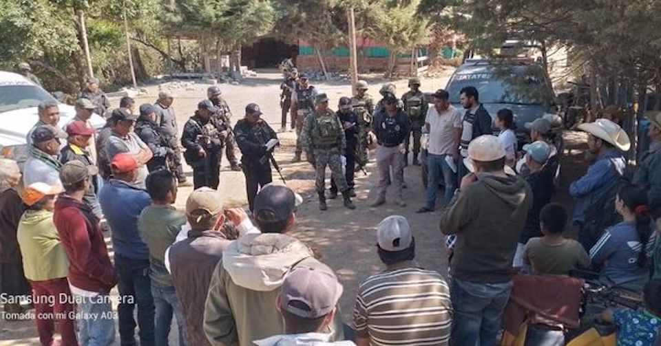 Familias desplazadas regresan a su comunidad en Guerrero apoyadas por Ejército y policías