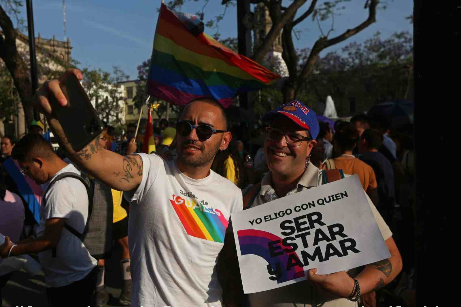 '¡Todas las familias, todos los derechos!': esto exigen las familias LGBT+ para el próximo sexenio