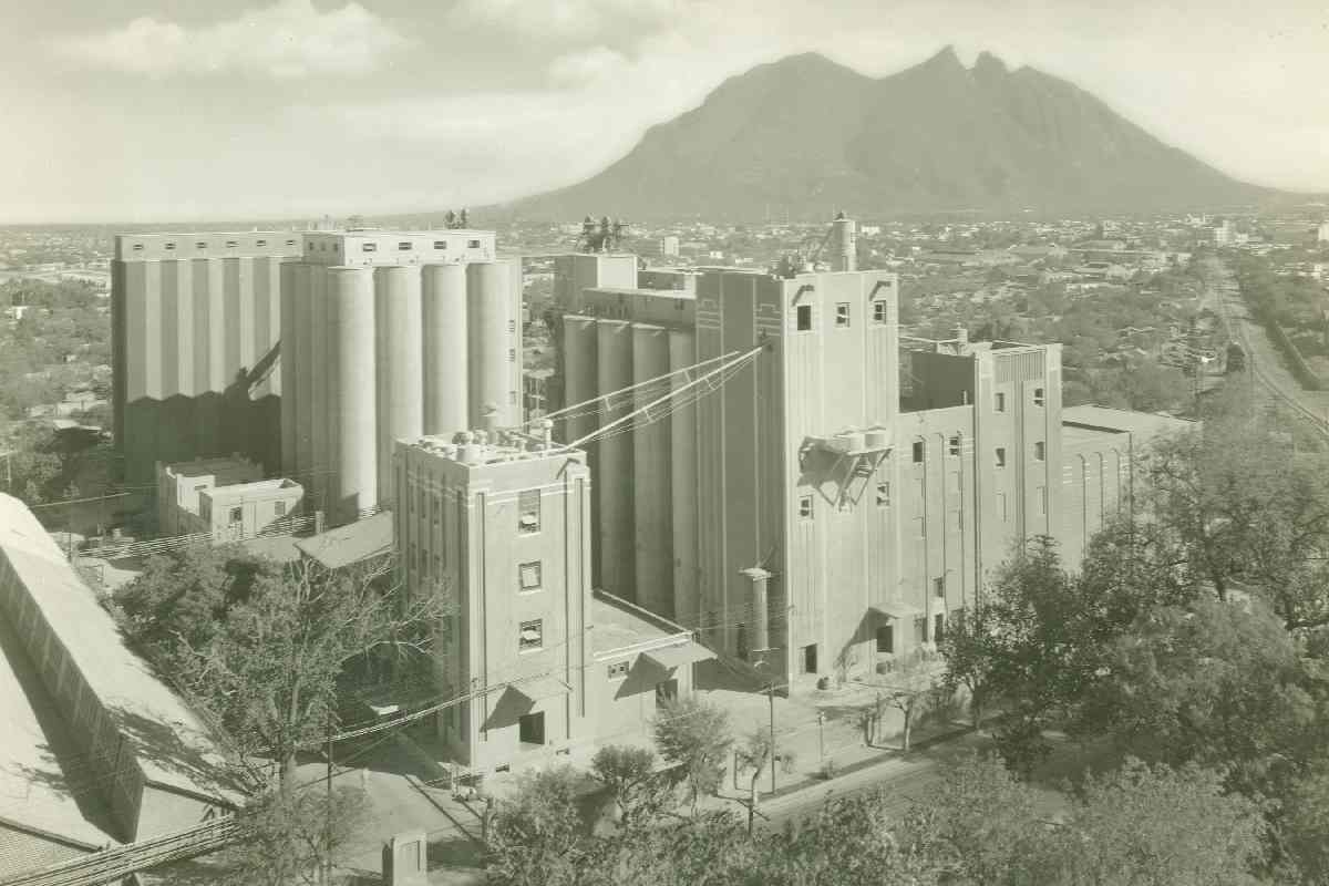 FEMSA celebra 135 años con documental que narra transformación de cervecería local a empresa global