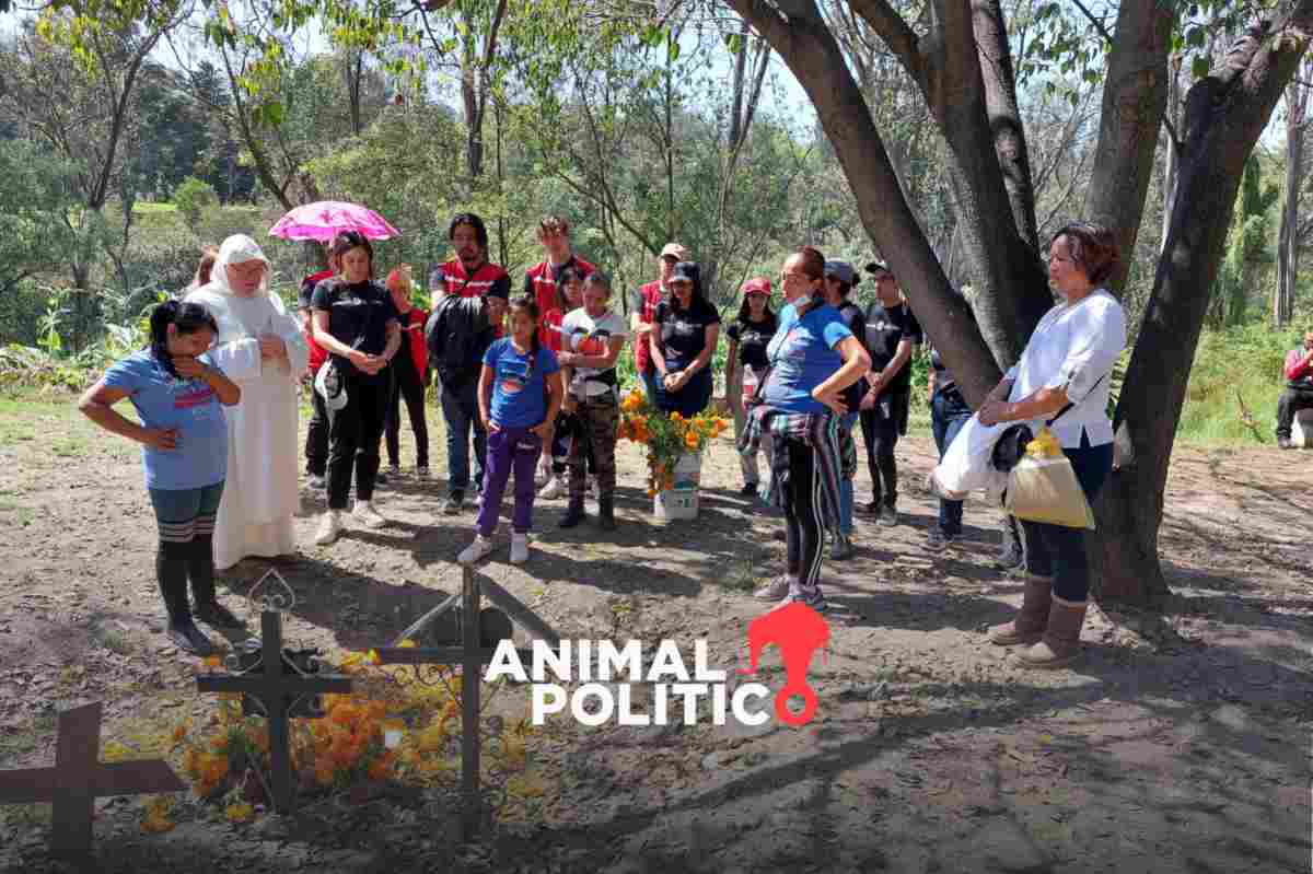 Montan ofrenda para difuntos de población callejera en fosa común del Panteón de Dolores