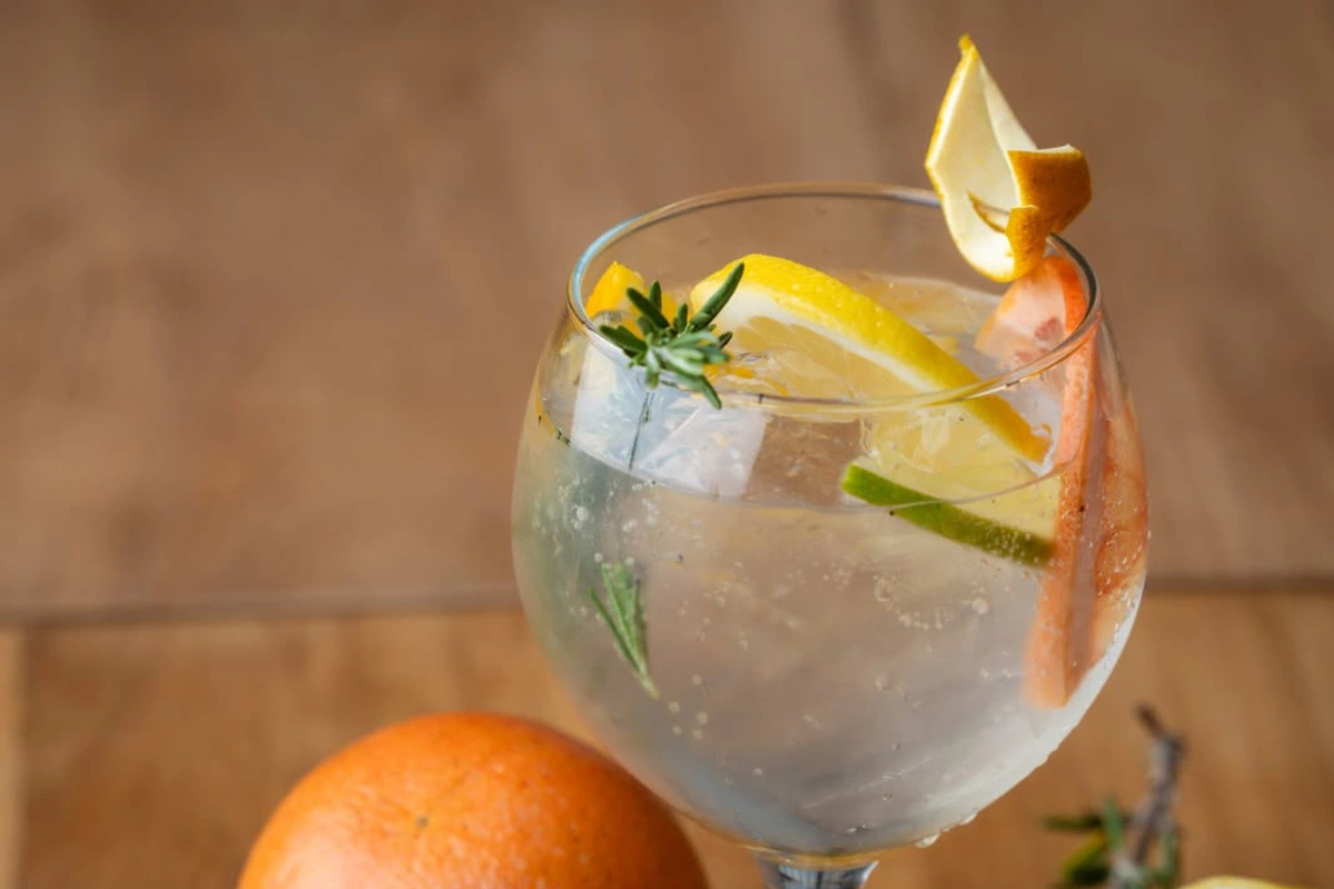 Copa de globo llena con gin & tonic