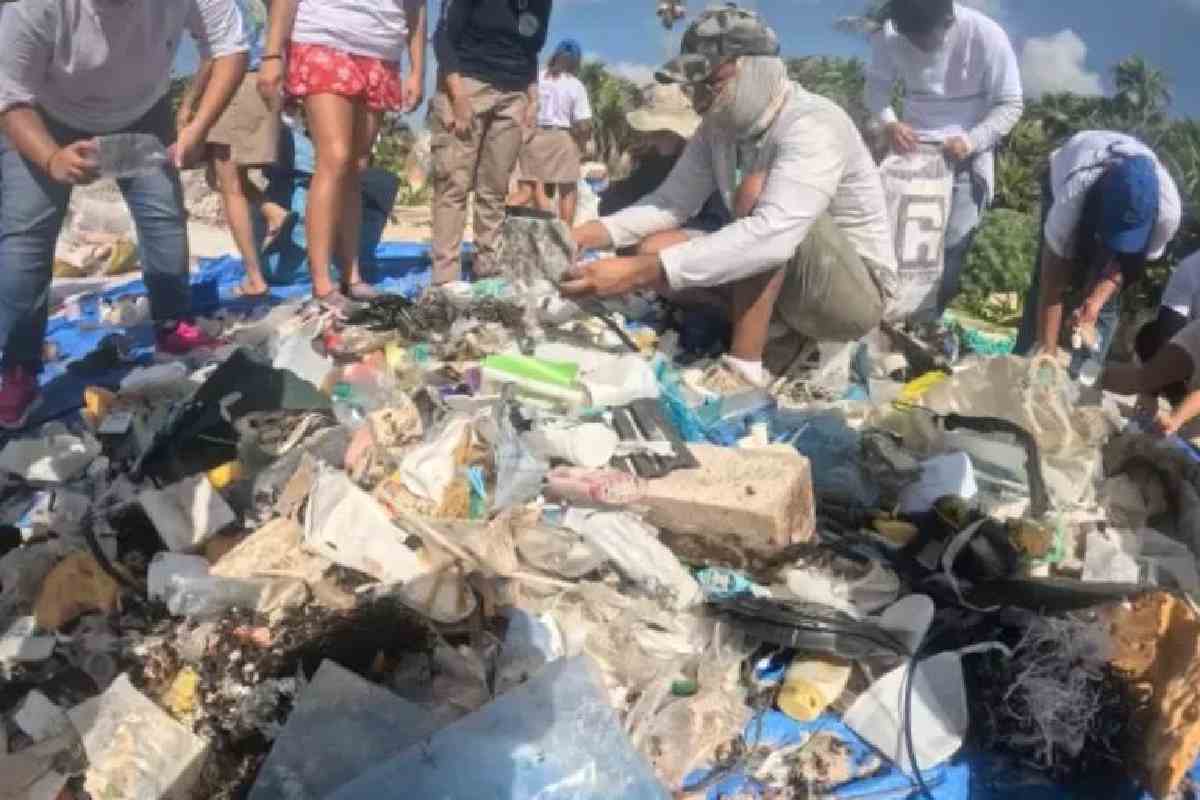 Arte y sostenibilidad: La alianza que transforma los residuos plásticos de las playas en esculturas