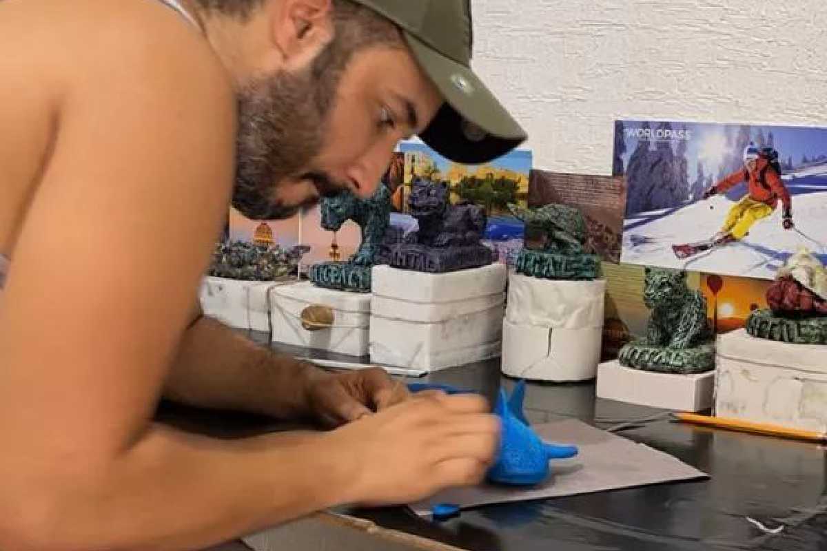 Arte y sostenibilidad: La alianza que transforma los residuos plásticos de las playas en esculturas